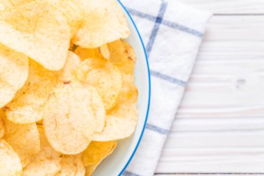 patates cipsi plaka üzerinde