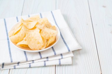 patates cipsi plaka üzerinde
