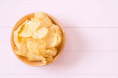 patates cipsi plaka üzerinde