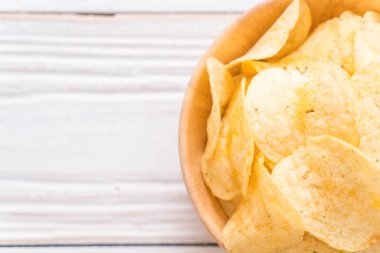 patates cipsi plaka üzerinde