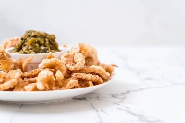 Kızarmış domuz eti rince ya da domuz eti aperatif Kuzey Tayland yeşil biber D ile