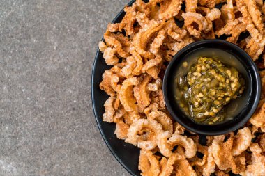 Kızarmış domuz eti rince ya da domuz eti aperatif Kuzey Tayland yeşil biber D ile