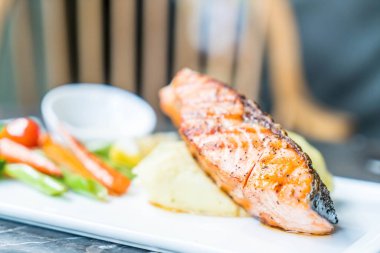 püre patates ve sebze somon biftek