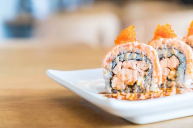 Somon suşi roll