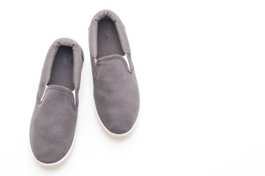 Beyaz arka planda gri spor ayakkabı 