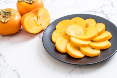 Trabzon hurması tabağa dilimlenmiş