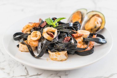 siyah spagetti veya deniz ürünleri ile makarna