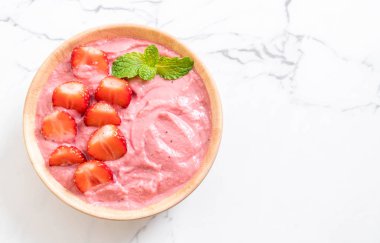 çilek smoothies kase