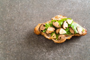 mantar kruvasan sandviç