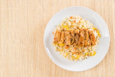 ızgara tavuk ve teriyaki soslu kızarmış pilav
