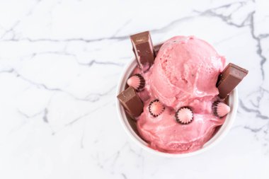 Çilekli dondurma kaşık 