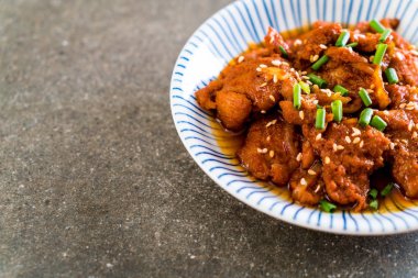 Baharatlı Kore soslu (bulgogi kızarmış domuz eti) 