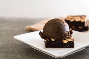 Çikolatalı dondurma ile çikolatalı kek