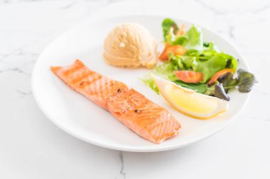 püre patates ve sebze ızgara somon biftek