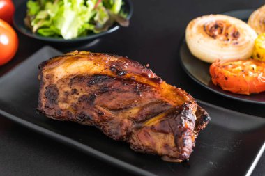 Izgara domuz pirzolası. 