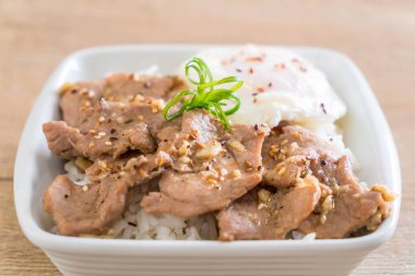 yumurta ile tepesinde pirinç Sarımsak soslu tavada kızartılmış domuz eti