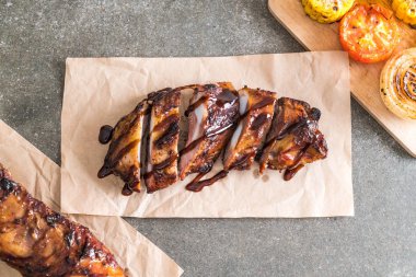 Izgara domuz pirzolası. 