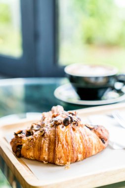 sıcak kahve ile Fındıklı kruvasan