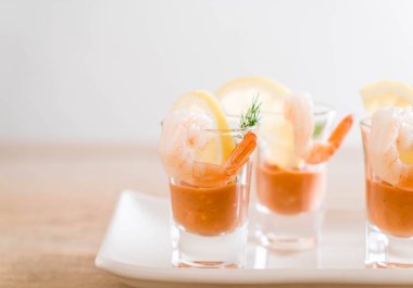 Karides kokteyl sosu ile