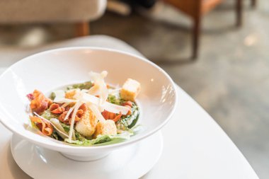 Sezar salata kasesine