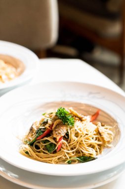 Kızarmış spagetti ve kurutulmuş gurami ilave edin