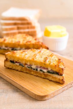 fırında ıspanak ve Jambonlu sandviç 