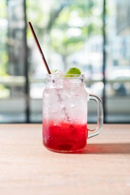 Çilekli soda kavanoz