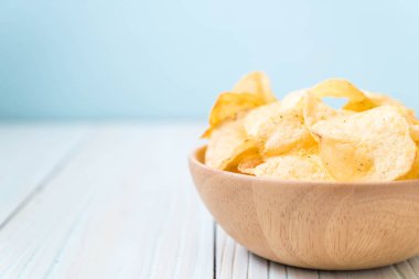 patates cipsi plaka üzerinde