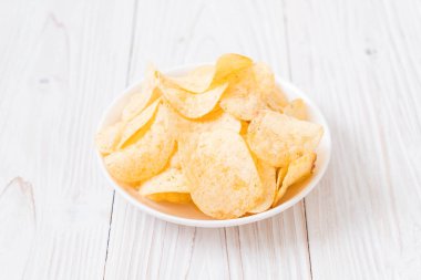 patates cipsi plaka üzerinde