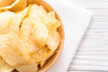 patates cipsi plaka üzerinde