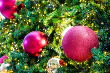 Noel top dekorasyon Noel ağacı üzerinde