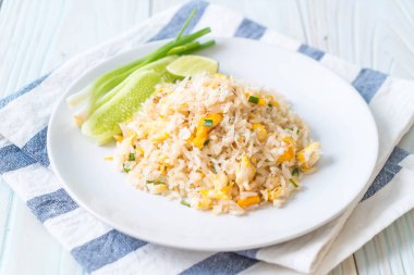 Yengeç kızarmış pilav