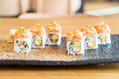 Somon suşi roll