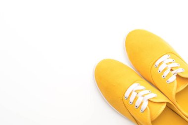 beyaz zemin üzerine sarı spor ayakkabı