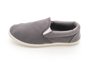 Beyaz arka planda gri spor ayakkabı 