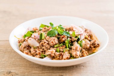 Baharatlı Kıyma domuz (Larb - geleneksel Tayland gıda)