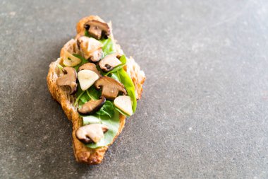 mantar kruvasan sandviç