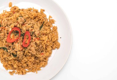 domuz eti ve fesleğen ile baharatlı kızarmış pilav