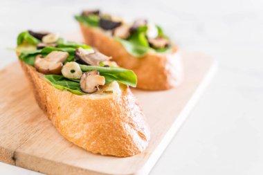 ekmek roket ve shiitake mantar