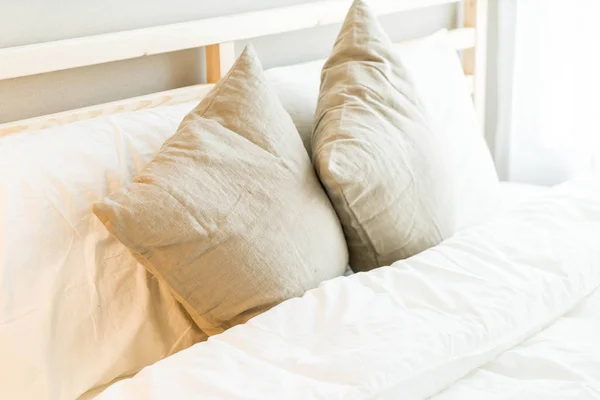 Cómoda almohada en la decoración de la cama en el dormitorio — Foto de Stock