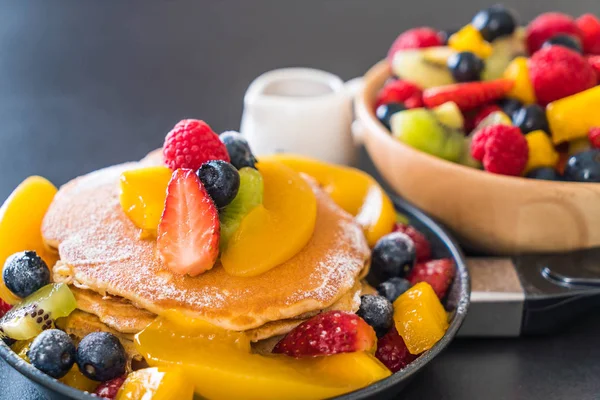 Pannenkoek met mix fruit — Stockfoto