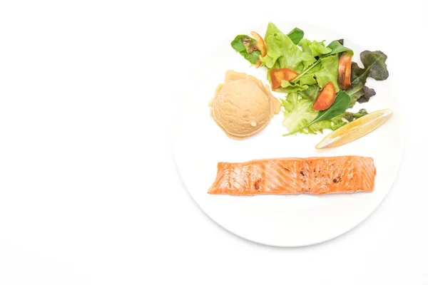Стейк из лосося на гриле с картофельным пюре и овощным салатом — стоковое фото