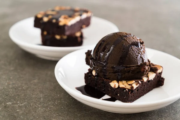 Çikolatalı dondurma ile çikolatalı kek — Stok fotoğraf