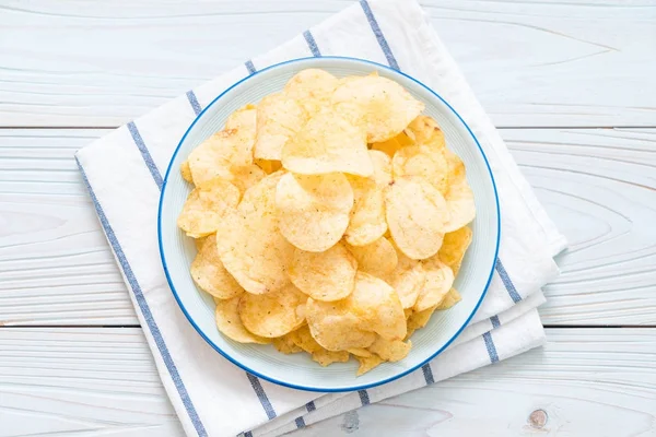 patates cipsi plaka üzerinde