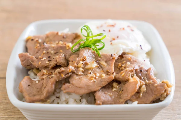 yumurta ile tepesinde pirinç Sarımsak soslu tavada kızartılmış domuz eti