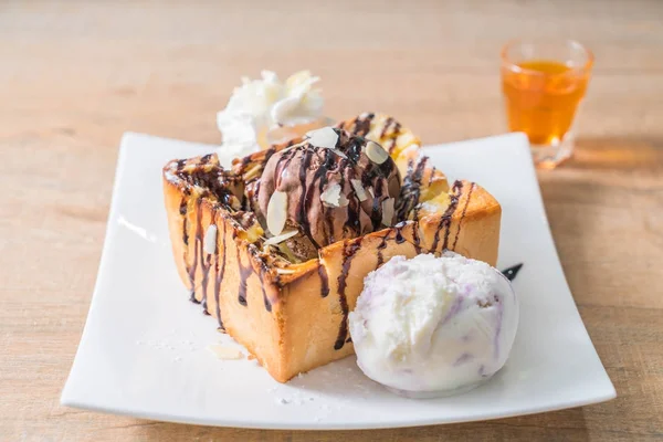 Çikolatalı dondurma ile ekmek tost