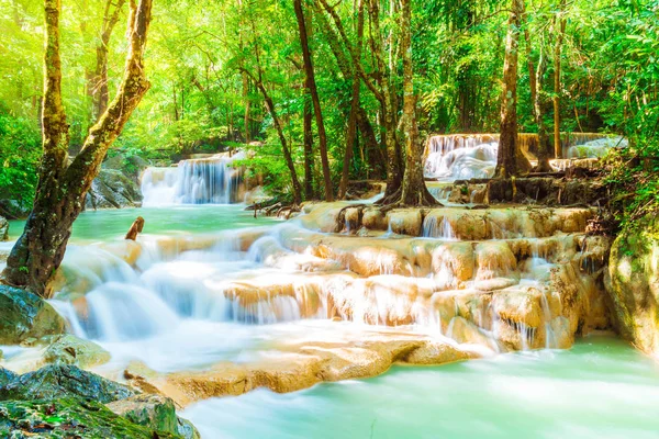 Vodopád Erawan, národní Park Erawan v Kanchanaburi v Thaila — Stock fotografie