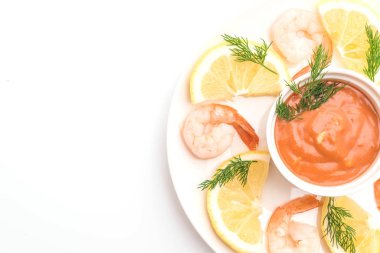 karides kokteyl beyaz arka plan üzerinde