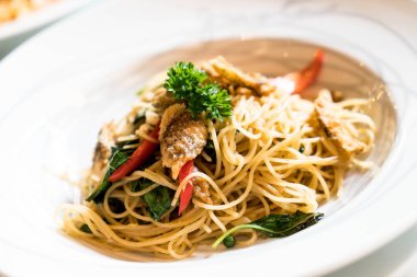 Kızarmış spagetti ve kurutulmuş gurami ilave edin