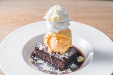 vanilyalı dondurma ile çikolatalı kek